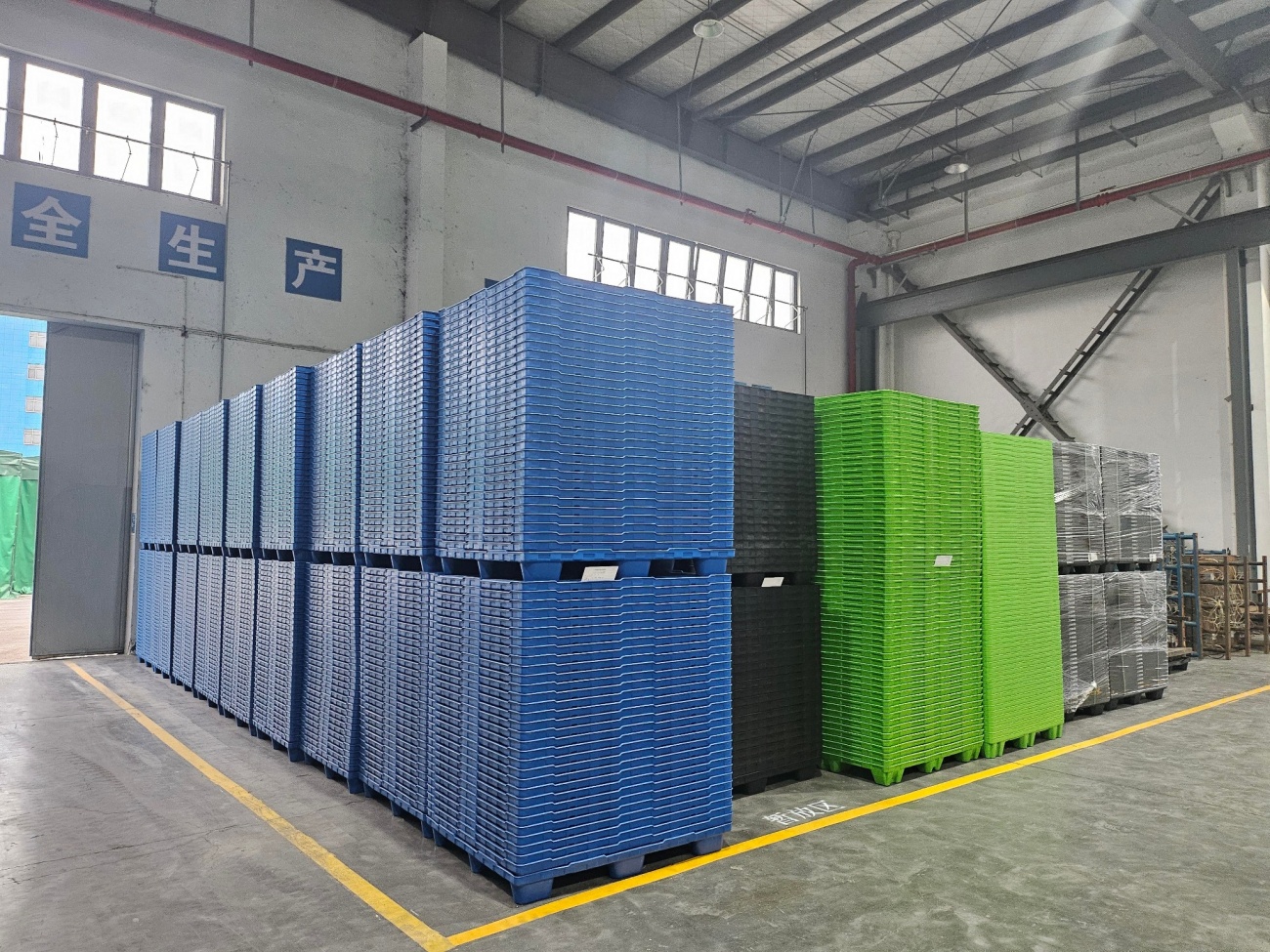 Plastic Pallet Finished Goods Storage